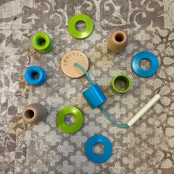 Lovevery: Threadable bead kit & Drawstring bag - Picture 2 of 5